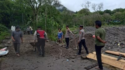 Pulihkan Akses Warga, Polsek Wih Pesam Bersama Masyarakat Bangun Jembatan Darurat
